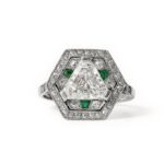 Hexagonal art deco ring with a 1.8ct G/vvs trilliant cut diamond, ca 1930.