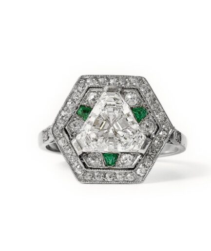 Hexagonal art deco ring with a 1.8ct G/vvs trilliant cut diamond, ca 1930.