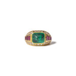 3,3 ct Emerald Sugarloaf, Ruby and Diamond 18kt yellow gold Cocktail Ring