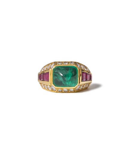 3,3 ct Emerald Sugarloaf, Ruby and Diamond 18kt yellow gold Cocktail Ring